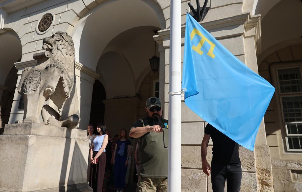 Перед Ратушею урочисто підняли прапор кримських татар / фото ЛМР
