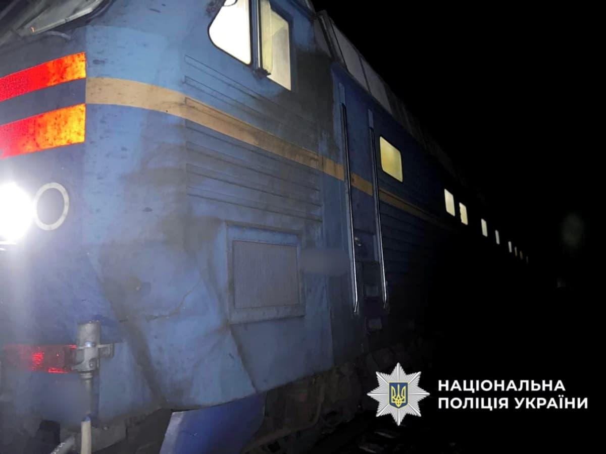 Трагедія на залізниці у Фастівському районі: під колесами пасажирського потяга загинула літня жінка