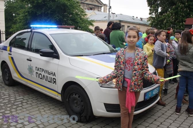 Львів’ян закликають дотримуватись безпеки на дорогах та користуватись світловідбивачами