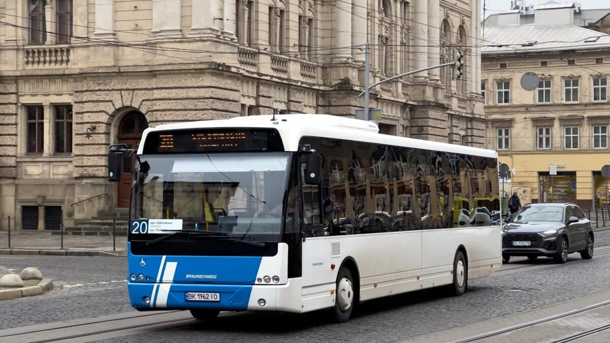 На маршрути Львова повернули ще 11 автобусів: на які саме