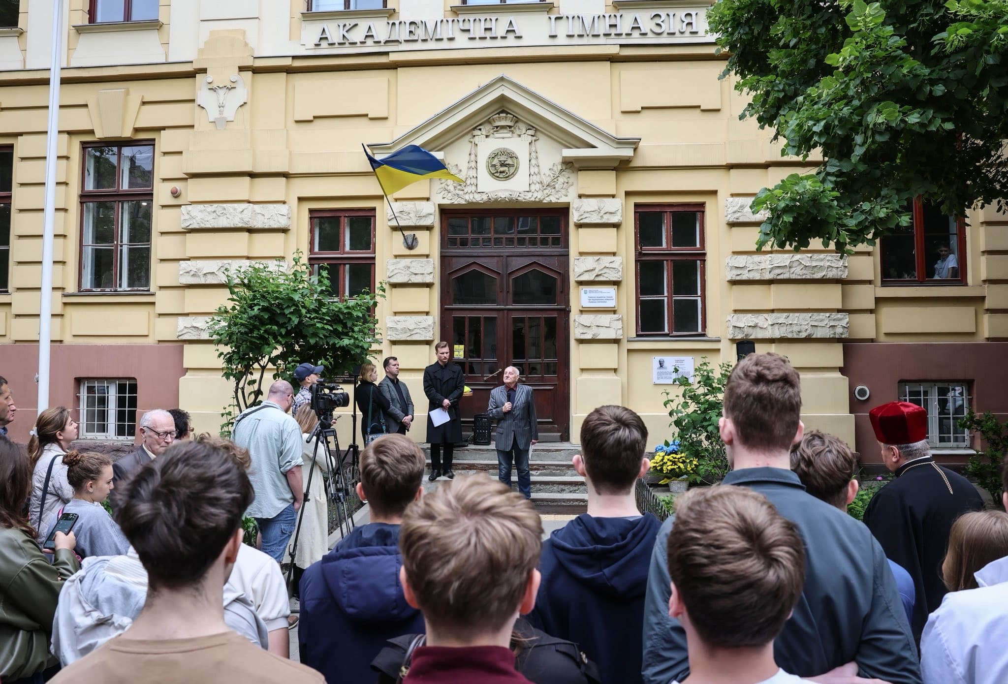 Відкриття меморіальної таблиці Андрію Парубію відбулось на фасаді Львівської академічної гімназії, де навчався Герой України / фото ЛМР.