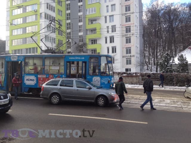 Ситуація на дорогах Львова: аварія на Стуса. Фото