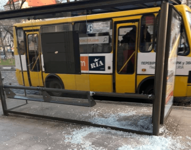 На проспекті Свободи розтрощили автобусну зупинку. Фото