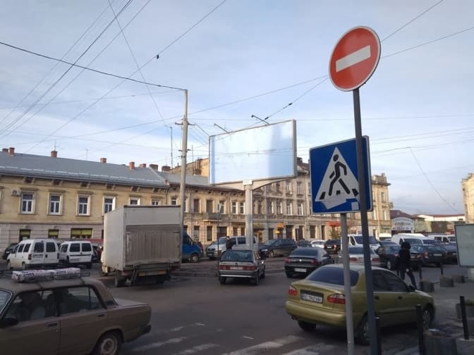 На площі Липневій у Львові встановили нові дорожні знаки. Що з цим не так