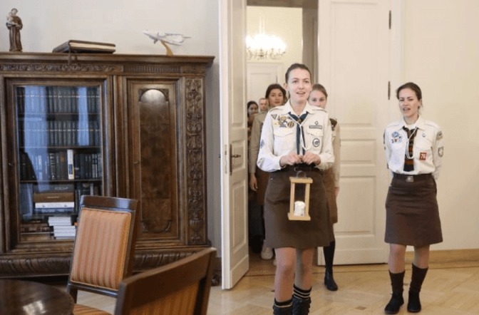 Фото дня. Пластуни передали Львову Віфлеємський вогонь