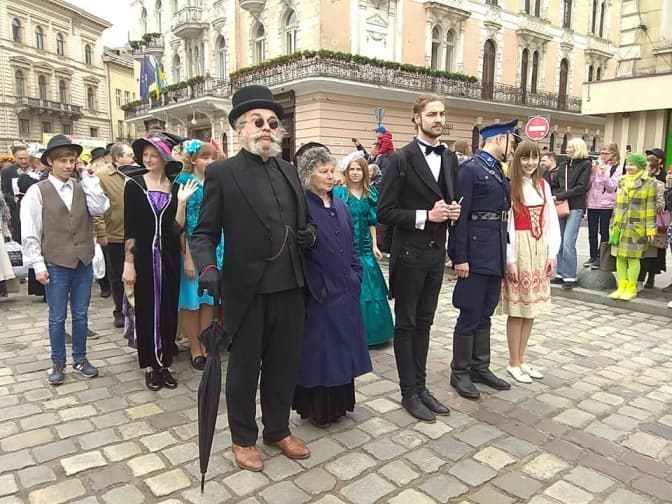 Центром Львова пройшла театралізована міська хода. Фото, відео