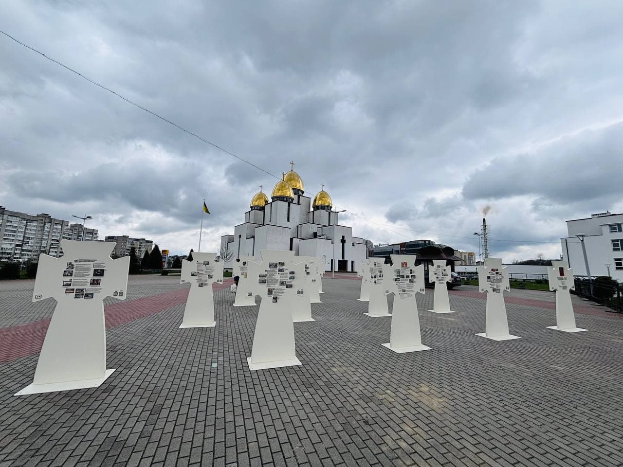 Фото інсталяцій від Сихів.Медіа