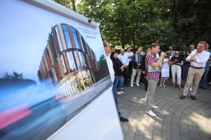 «Ми зобов’язані зберегти українськість». Як минуло обговорення знесення будинку на Сахарова