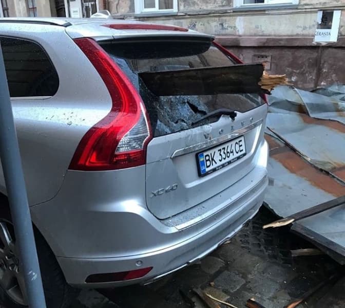 Впалі дерева, зірваний дах та неробочі світлофори: наслідки негоди у Львові. Фото