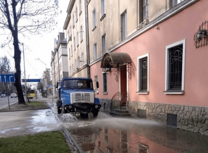 У Львові з дезінфекторами миють вулиці та тротуари. Фото