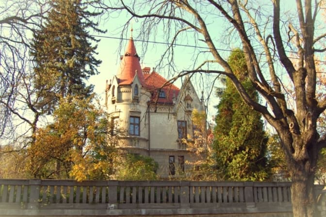Що буде з давньою віллою на Коновальця у Львові, яку просять зберегти