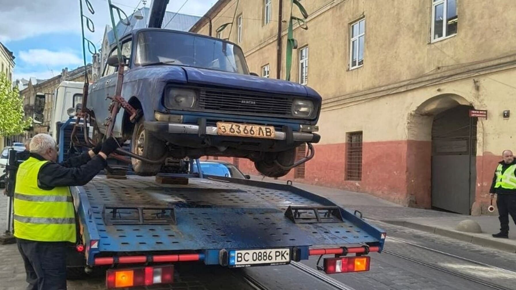 Евакуатор піднімає на платформу закинутий автомобіль / фото: ЛМР