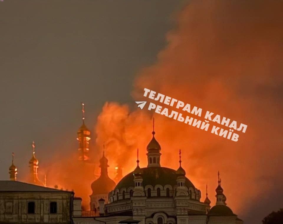 Нічна атака на Київ: горить Києво-Печерська Лавра, пошкоджено житлові будинки