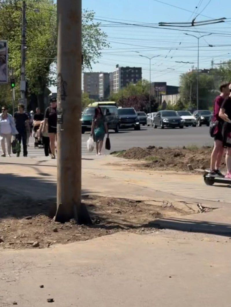Рекламний білборд посеред велодоріжки / фото: скриншот із відео Антона Коломейцева