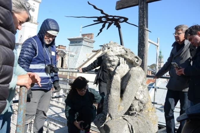У Львові взялися за реставрацію Скорботного Христа, що на каплиці Боїмів