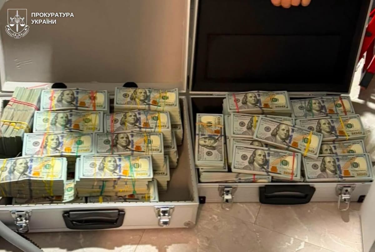 Майже $2 млн готівки, Rolex та Porsche: на Львівщині накрили мережу шахрайських кол-центрів