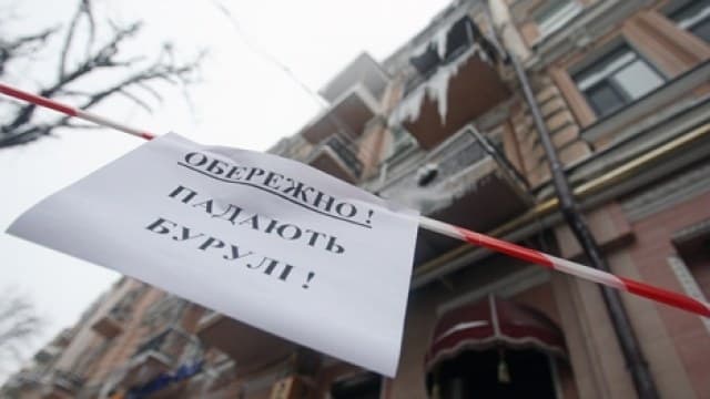 Із дахів у Львові падають сніг та бурульки. Як уберегтися