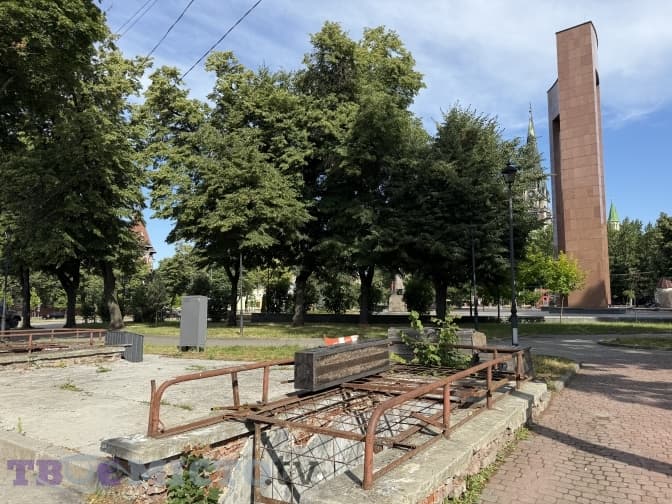 Колишня підземна вбиральня біля пам’ятника Степану Бандері у Львові в занедбаному стані. Її можуть відновити