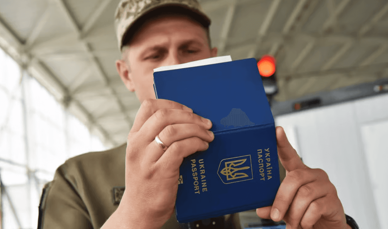Прикордонник перевіряє документи громадянина України / Фото: ДПСУ