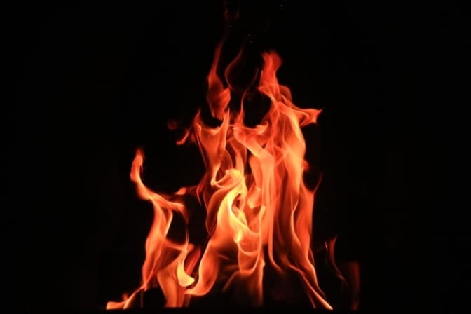 У Львові патрульні винесли із задимленої квартири чотирирічну дівчинку. Відео
