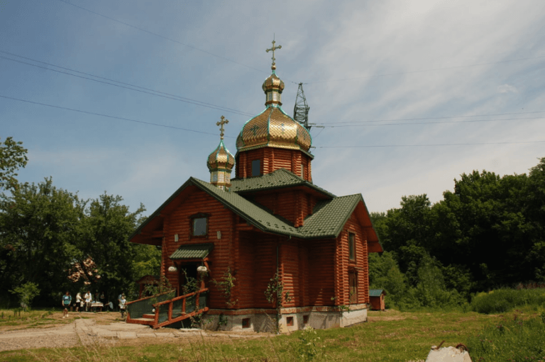 Свято-Троїцький Храм ПЦУ (вул. Пирогівка, 44)