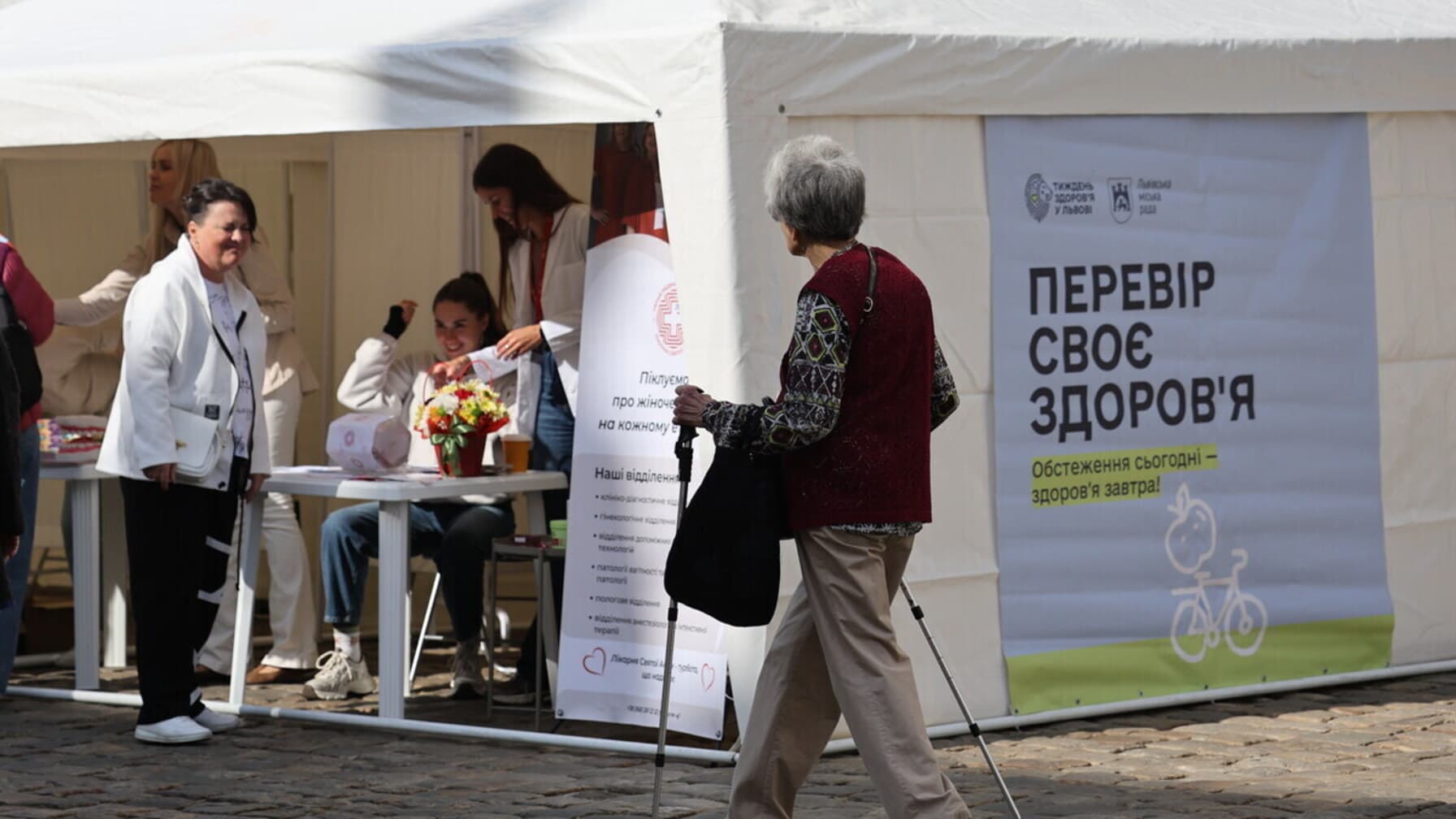 У міських наметах можна виміряти тиск, рівень цукру, зробити ЕКГ та отримати консультації лікарів / фото ЛМР