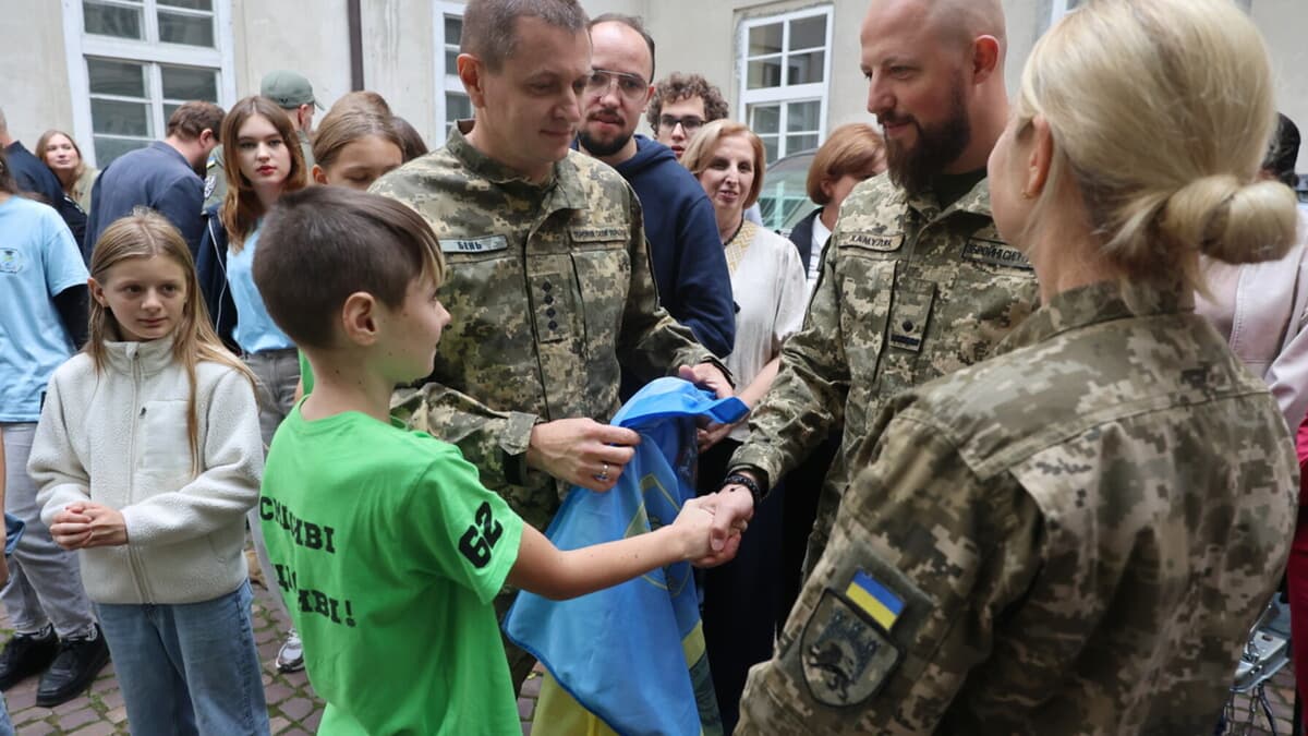 Дрони замість букетів і ярмарки в садках. Як львівські учні та батьки назбирали 45 мільйонів для війська