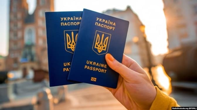 Українським чоловікам за кордоном почнуть видавати паспорти, – МВС