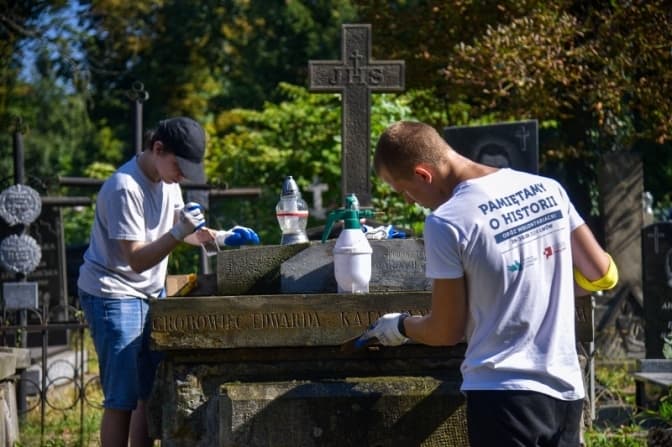 На Янівському цвинтарі у Львові проведуть волонтерські роботи з догляду за польськими похованнями