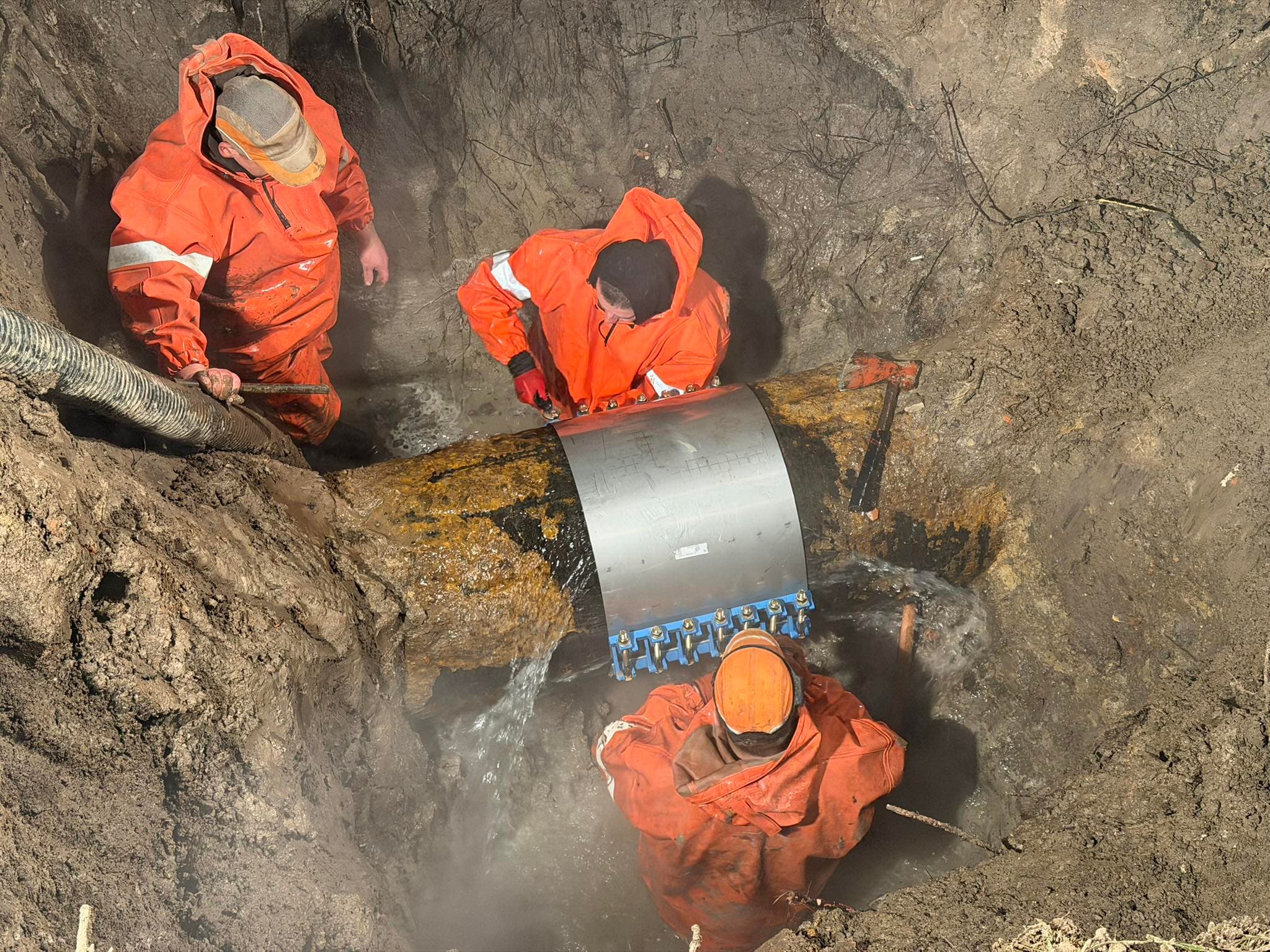 Комунальники ліквідовують прорив водогону у Львові 13 січня / Фото "Львівводоканалу"