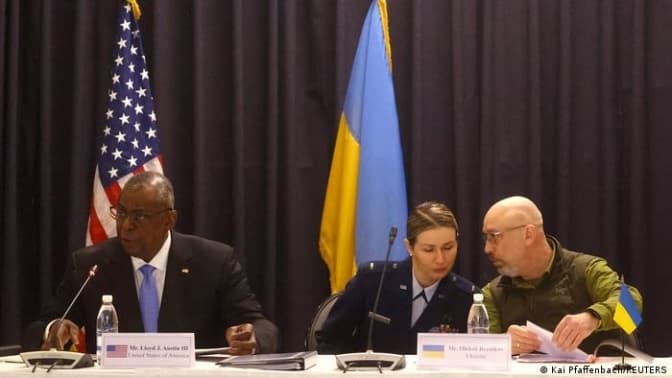 Ллойд Остін і Олексій Резніков на зустрічі на авіабазі США Рамштайн у Німеччині/Reuters