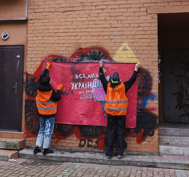 На вулицях Києва розклеїли ілюстрації до роману "Місто" Підмогильного