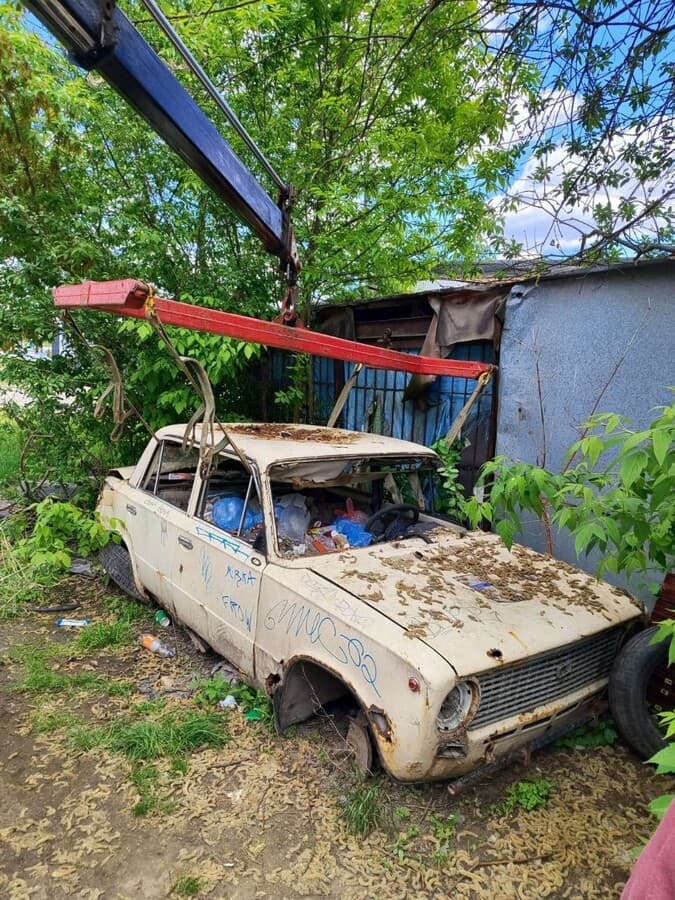 Евакуйоване занедбане авто / фото: ЛМР