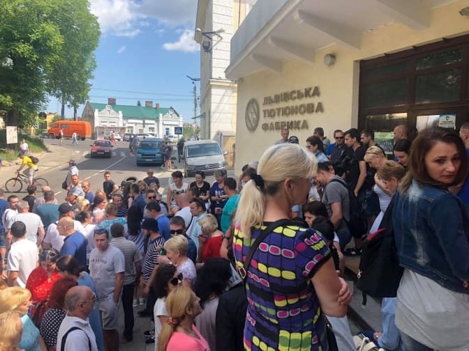 У Винниках проводять обшуки на тютюновій фабриці
