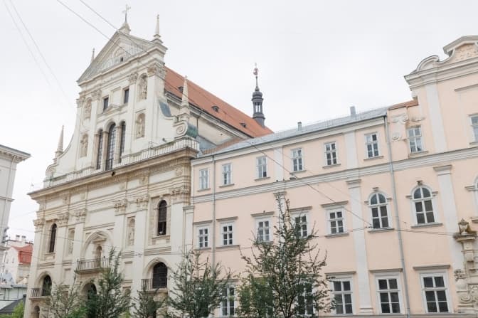 Гарнізонний храм святих верховних апостолів Петра і Павла Львівської Архиєпархії УГКЦ (вул. Театральна, 11)