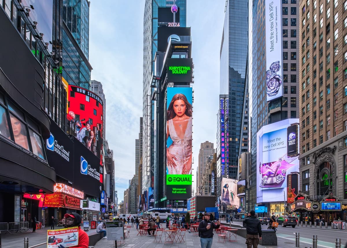 Христина Соловій – на Times Square в Нью-Йорку. Вона стала амбасадоркою програми Spotify EQUAL