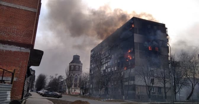 «У цей великий день ворог продовжує скидати бомби». Бійці в Маріуполі у Великдень просять у світу допомоги