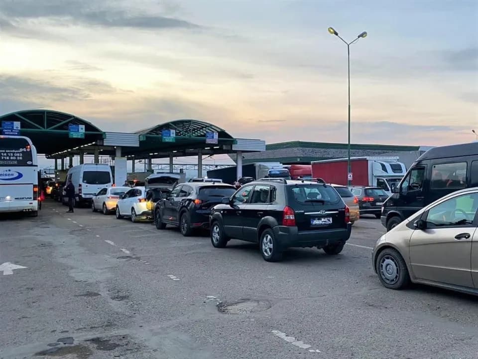 Автомобілі на кордоні / фото з відкритих джерел