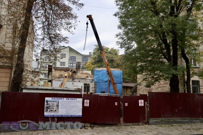 У Львові демонтовують віллу на вулиці Коновальця, за яку боролись пам’яткоохоронці