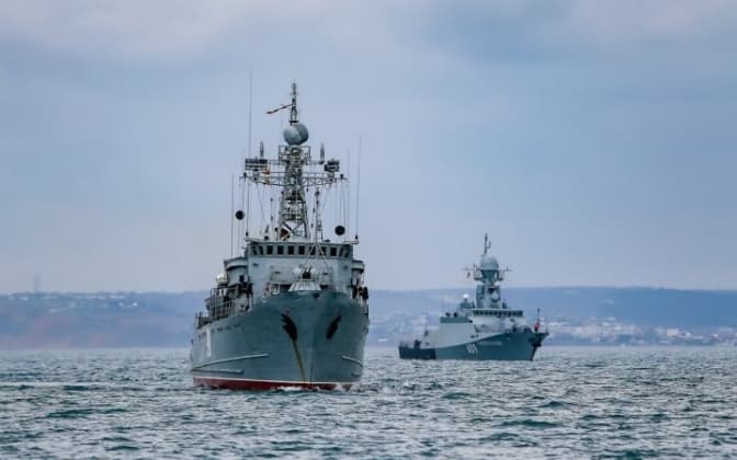 Кораблі рф на артилерійських стрільбах у відкритому морі / Фото умовне, з відкритих джерел