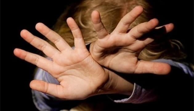 Виховательку, підозрювану в катуванні дітей у дитбудинку на Київщині, заарештували