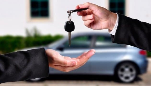 Відтепер українці можуть продавати авто з номерними знаками держреєстрації