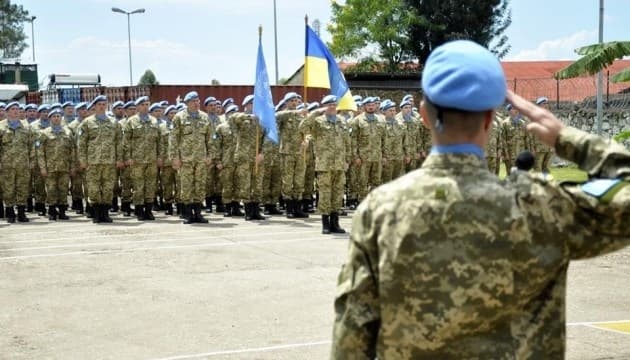 Зеленський відкликає усіх українських миротворців для захисту держави