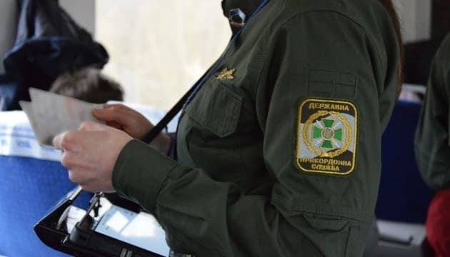 Чи можуть чоловіки, зняті з військового обліку, виїжджати з України. Роз'яснення