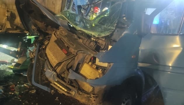 У Польщі мікроавтобус з українцями зіткнувся з вантажівкою, загинув чоловік
