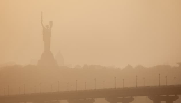 Київ накриває хмара пилу з Сахари