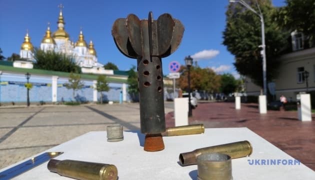 «Алея незламних міст». На Михайлівській площі в Києві відкрилася експозиція уламків російських ракет