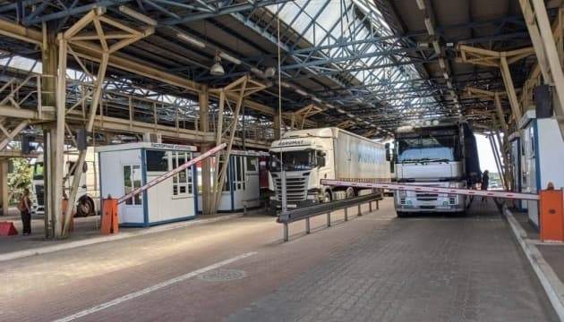 На одному з пунктів пропуску на Львівщині можливе сповільнення руху вантажівок до грудня