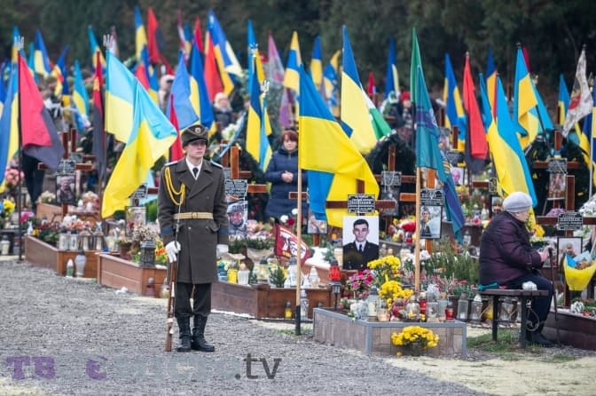 На Личаківському кладовищі вшанували пам’ять полеглих захисників. Фоторепортаж