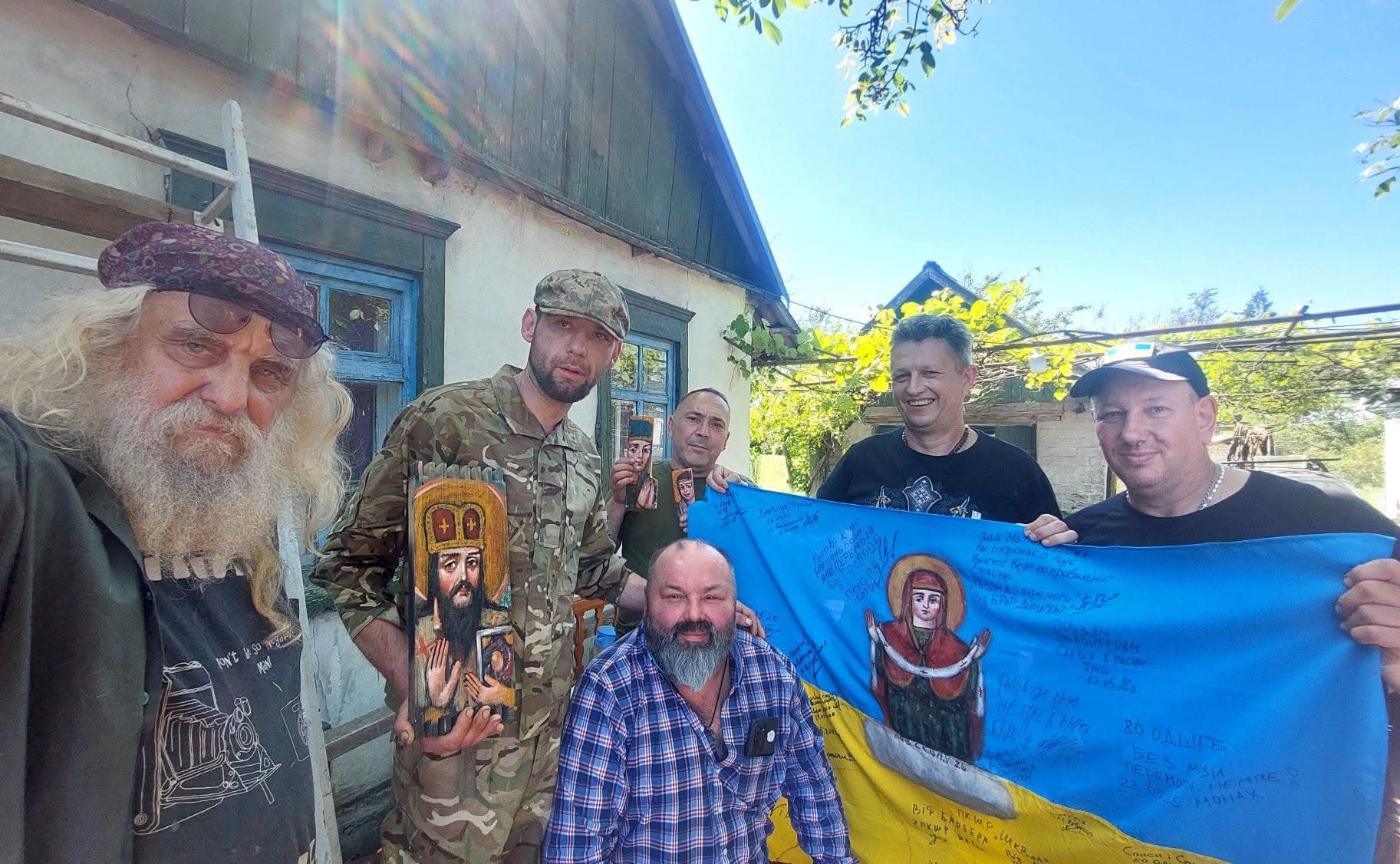 Орест Скоп на передовій дарує ікони воїнам / фото з архіву митця